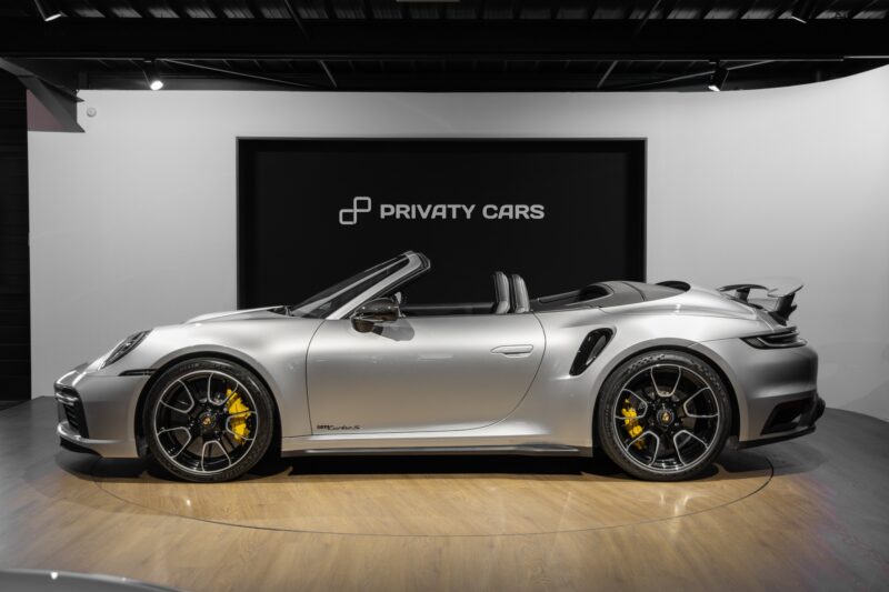 Vue latérale avec jantes noires – PORSCHE – 992 Turbo S Cabriolet – 2020 – Gris Argent Gt – 31 900 km – 650 ch – Flat 6 bi-turbo – Transmission : Séquentielle – Origine Allemagne  – Privaty Cars – Recherche personnalisée de voitures de sport d’occasion entre Bordeaux et Nantes