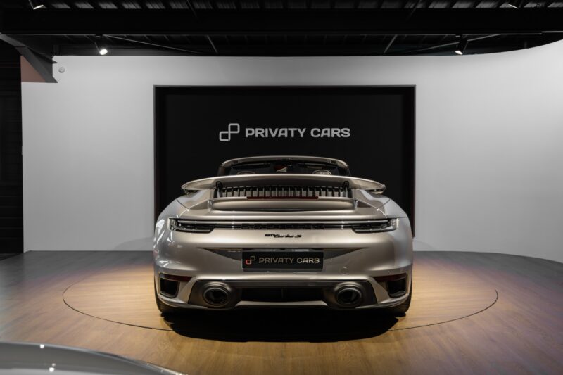 Vue arrière avec aileron déployé – PORSCHE – 992 Turbo S Cabriolet – 2020 – Gris Argent Gt – 31 900 km – 650 ch – Flat 6 bi-turbo – Transmission : Séquentielle – Origine Allemagne  – Privaty Cars – Achat et vente de supercars d’occasion près de Niort