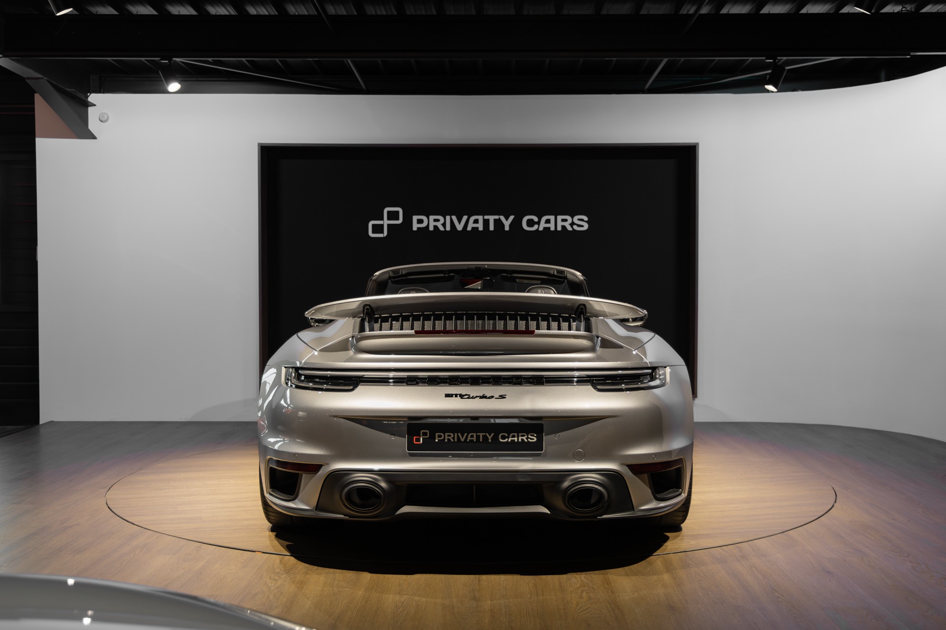 Vue arrière avec aileron déployé – PORSCHE – 992 Turbo S Cabriolet – 2020 – Gris Argent Gt – 31 900 km – 650 ch – Flat 6 bi-turbo – Transmission : Séquentielle – Origine Allemagne  – Privaty Cars – Achat et vente de supercars d’occasion près de Niort
