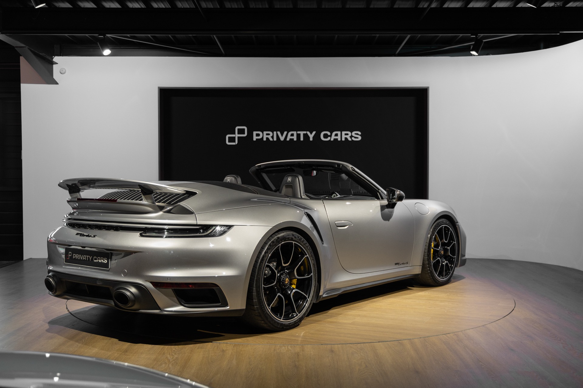 Vue arrière avec aileron et échappement – PORSCHE – 992 Turbo S Cabriolet – 2020 – Gris Argent Gt – 31 900 km – 650 ch – Flat 6 bi-turbo – Transmission : Séquentielle – Origine Allemagne  – Privaty Cars – Achat et vente de véhicules PORSCHE d’occasion en Charente-Maritime