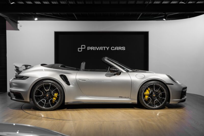 Vue latérale avec toit replié – PORSCHE – 992 Turbo S Cabriolet – 2020 – Gris Argent Gt – 31 900 km – 650 ch – Flat 6 bi-turbo – Transmission : Séquentielle – Origine Allemagne  – Privaty Cars – Service de courtage et recherche automobile premium entre Bordeaux et Nantes