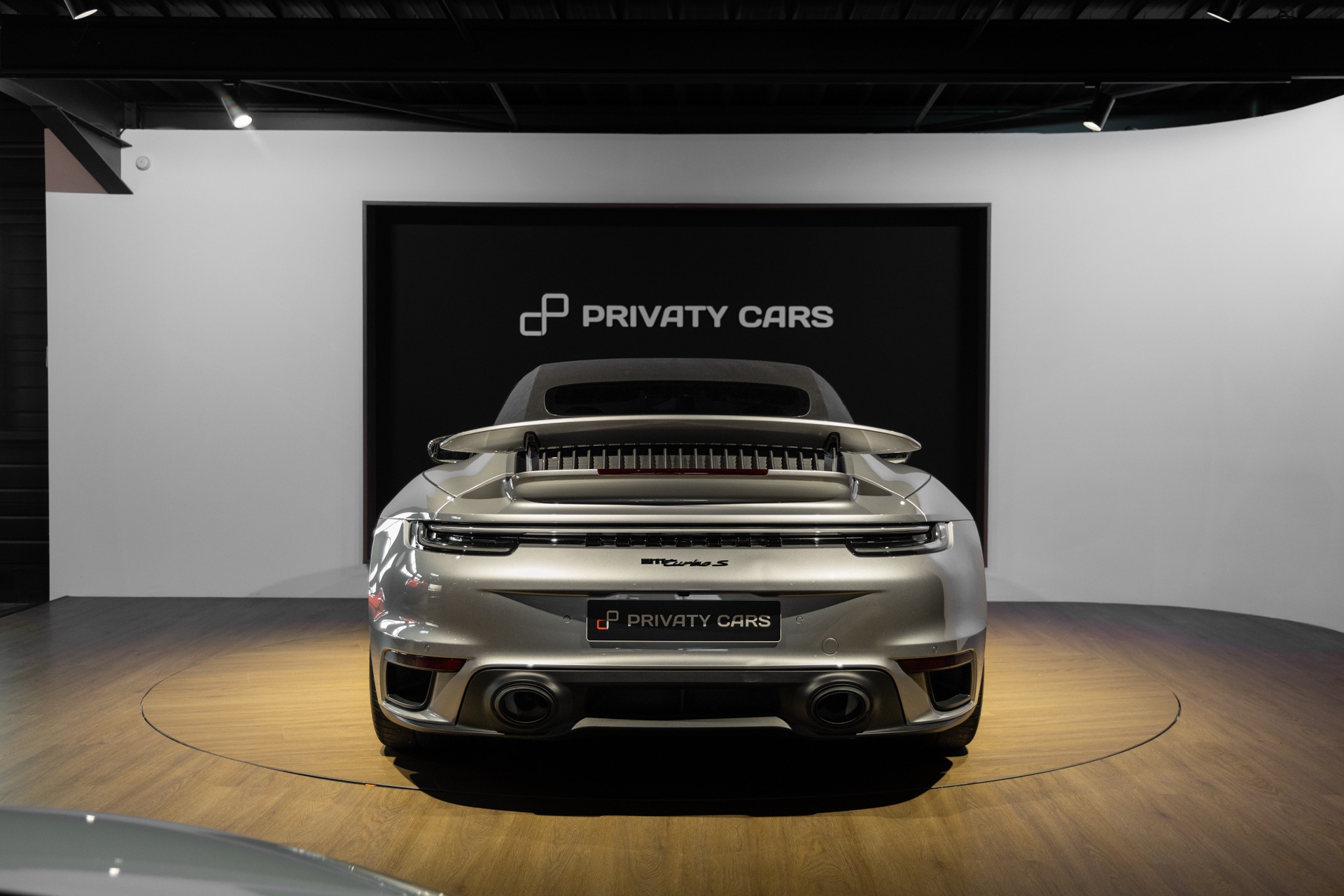 Extérieur – PORSCHE – 992 Turbo S Cabriolet – 2020 – Gris Argent Gt – 31 900 km – 650 ch – Flat 6 bi-turbo – Transmission : Séquentielle – Origine Allemagne  – Privaty Cars – Achat et vente de supercars d’occasion à 2 heures de Paris en TGV