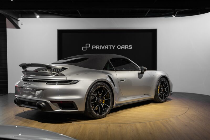 Vue arrière avec aileron sportif – PORSCHE – 992 Turbo S Cabriolet – 2020 – Gris Argent Gt – 31 900 km – 650 ch – Flat 6 bi-turbo – Transmission : Séquentielle – Origine Allemagne  – Privaty Cars – Courtage automobile PORSCHE à 2 heures de Paris en TGV