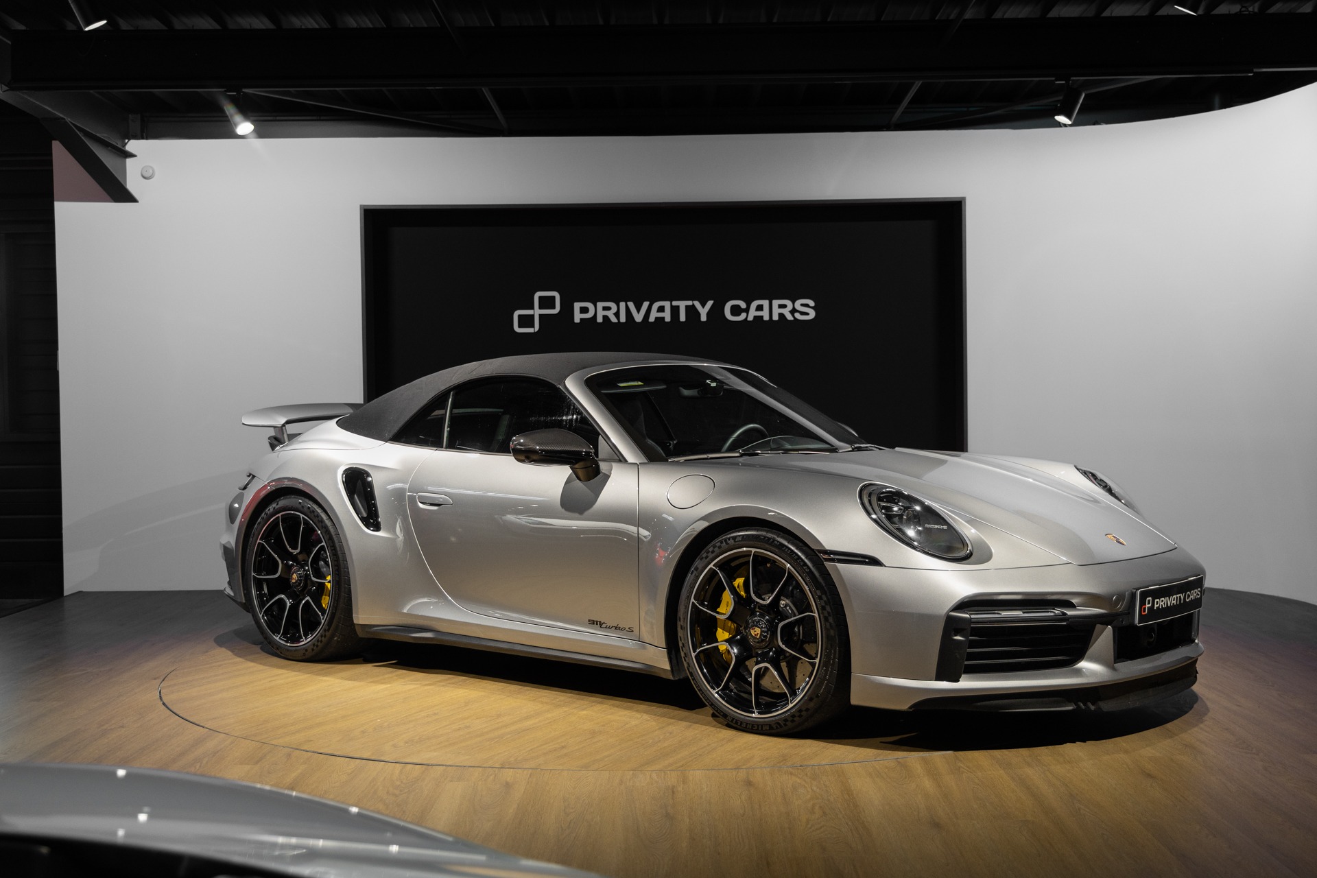 Extérieur – PORSCHE – 992 Turbo S Cabriolet – 2020 – Gris Argent Gt – 31 900 km – 650 ch – Flat 6 bi-turbo – Transmission : Séquentielle – Origine Allemagne  – Privaty Cars – Rachat immédiat de véhicules de prestige près de Niort