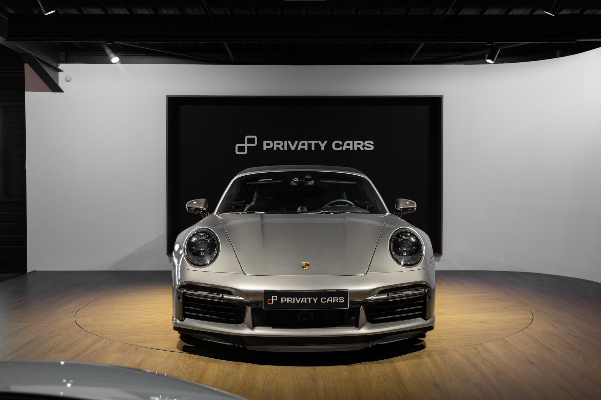 Vue avant avec phares ronds – PORSCHE – 992 Turbo S Cabriolet – 2020 – Gris Argent Gt – 31 900 km – 650 ch – Flat 6 bi-turbo – Transmission : Séquentielle – Origine Allemagne  – Privaty Cars – Achat et vente de véhicules PORSCHE d’occasion proche de Nantes