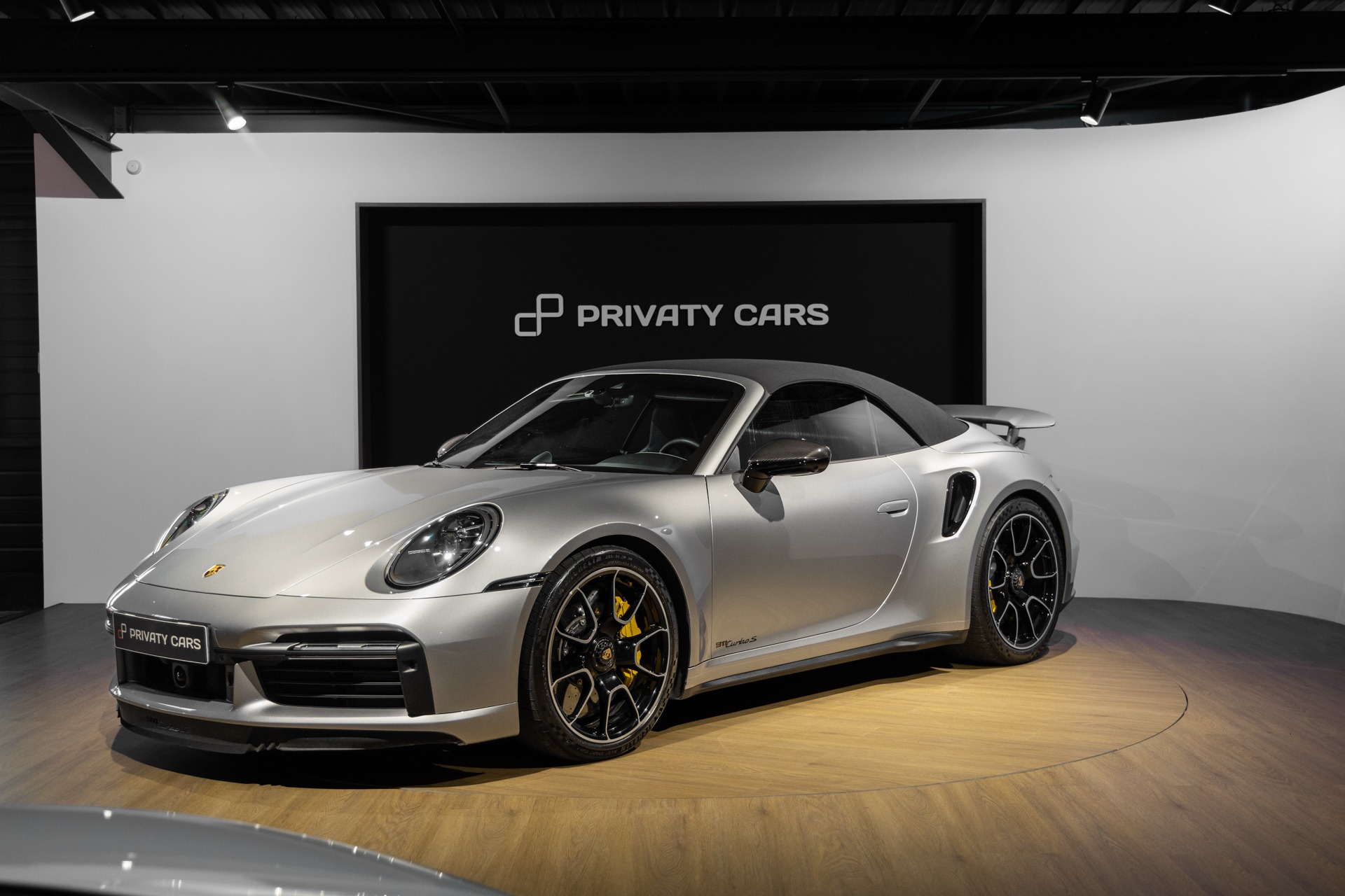 Vue avant avec jantes noires – PORSCHE – 992 Turbo S Cabriolet – 2020 – Gris Argent Gt – 31 900 km – 650 ch – Flat 6 bi-turbo – Transmission : Séquentielle – Origine Allemagne  – Privaty Cars – Rachat cash de voitures de sport d’occasion en Nouvelle-Aquitaine