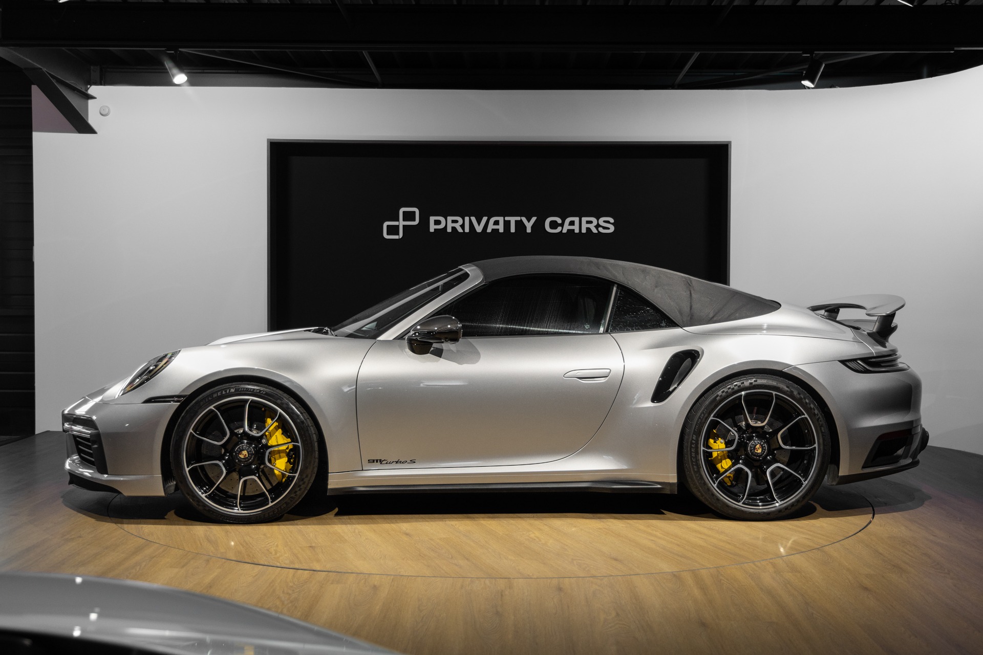 Extérieur – PORSCHE – 992 Turbo S Cabriolet – 2020 – Gris Argent Gt – 31 900 km – 650 ch – Flat 6 bi-turbo – Transmission : Séquentielle – Origine Allemagne  – Privaty Cars – Courtage automobile pour véhicules exclusifs proche de Nantes