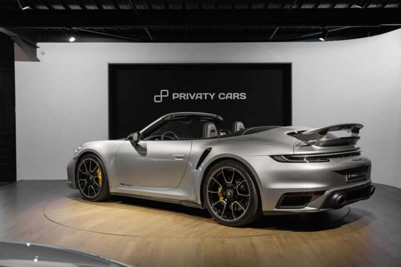 Vue latérale avec jantes noires – PORSCHE – 992 Turbo S Cabriolet – 2020 – Gris Argent Gt – 31 900 km – 650 ch – Flat 6 bi-turbo – Transmission : Séquentielle – Origine Allemagne  – Privaty Cars – Mandat de vente pour automobiles de luxe dans l’Ouest de la France