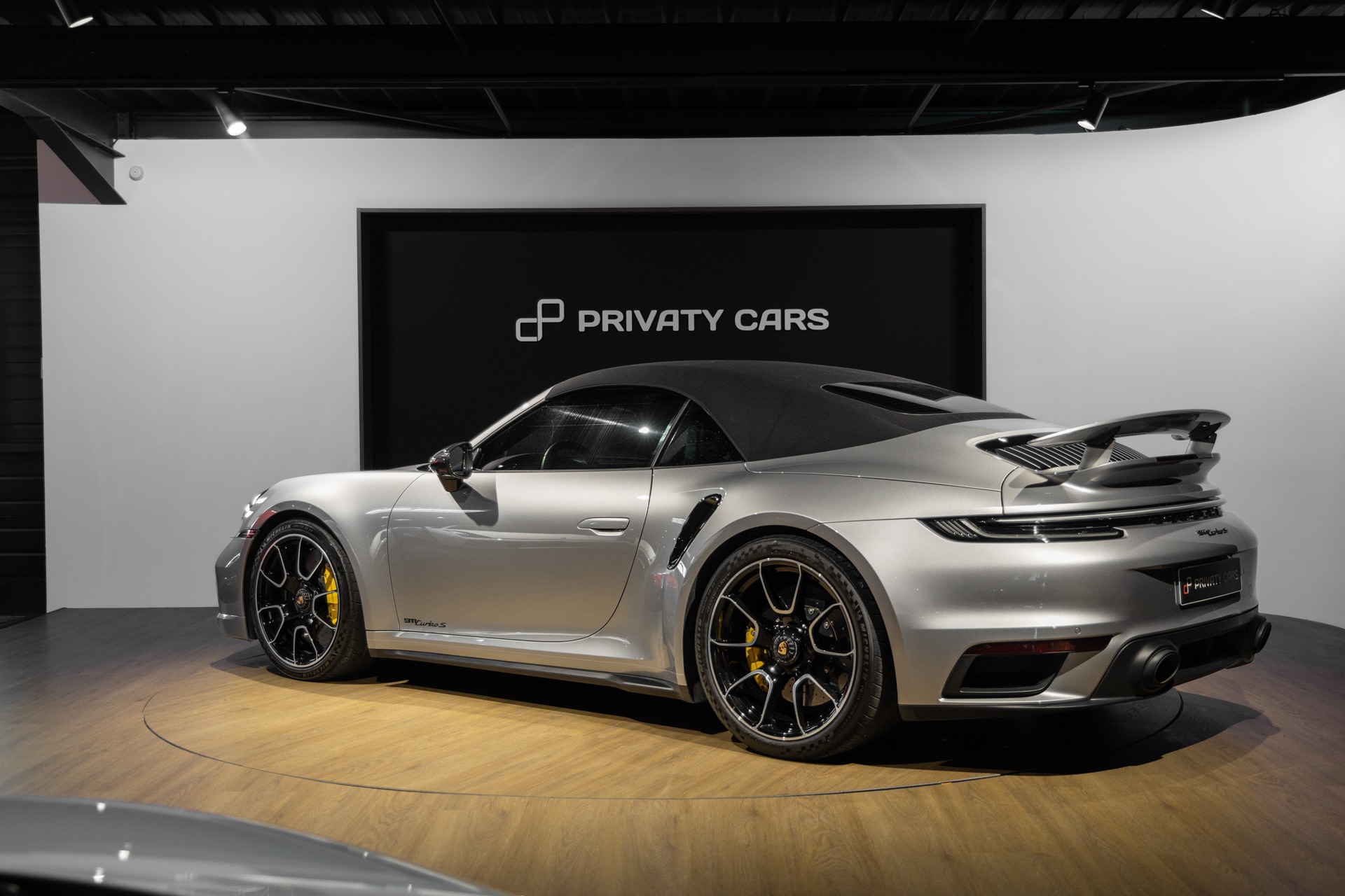 Vue arrière avec aileron et jantes – PORSCHE – 992 Turbo S Cabriolet – 2020 – Gris Argent Gt – 31 900 km – 650 ch – Flat 6 bi-turbo – Transmission : Séquentielle – Origine Allemagne  – Privaty Cars – Rachat de Porsche et Ferrari d’occasion dans l’Ouest de la France