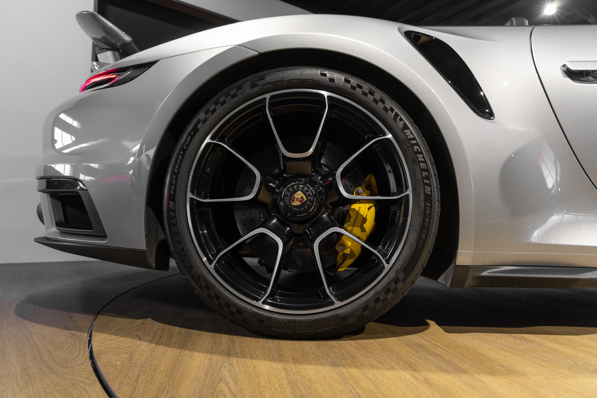 Jantes – PORSCHE – 992 Turbo S Cabriolet – 2020 – Gris Argent Gt – 31 900 km – 650 ch – Flat 6 bi-turbo – Transmission : Séquentielle – Origine Allemagne  – Privaty Cars – Spécialiste des supercars d’occasion en Charente-Maritime