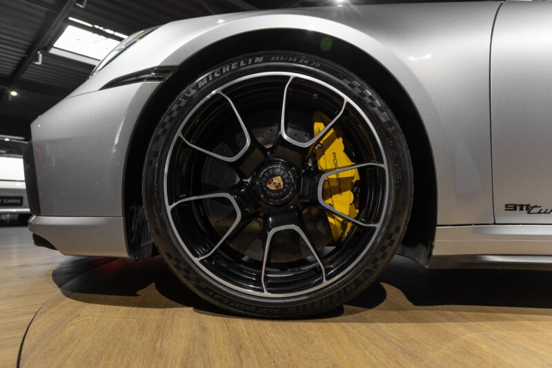 Jantes – PORSCHE – 992 Turbo S Cabriolet – 2020 – Gris Argent Gt – 31 900 km – 650 ch – Flat 6 bi-turbo – Transmission : Séquentielle – Origine Allemagne  – Privaty Cars – Achat et vente de supercars d’occasion en Nouvelle-Aquitaine