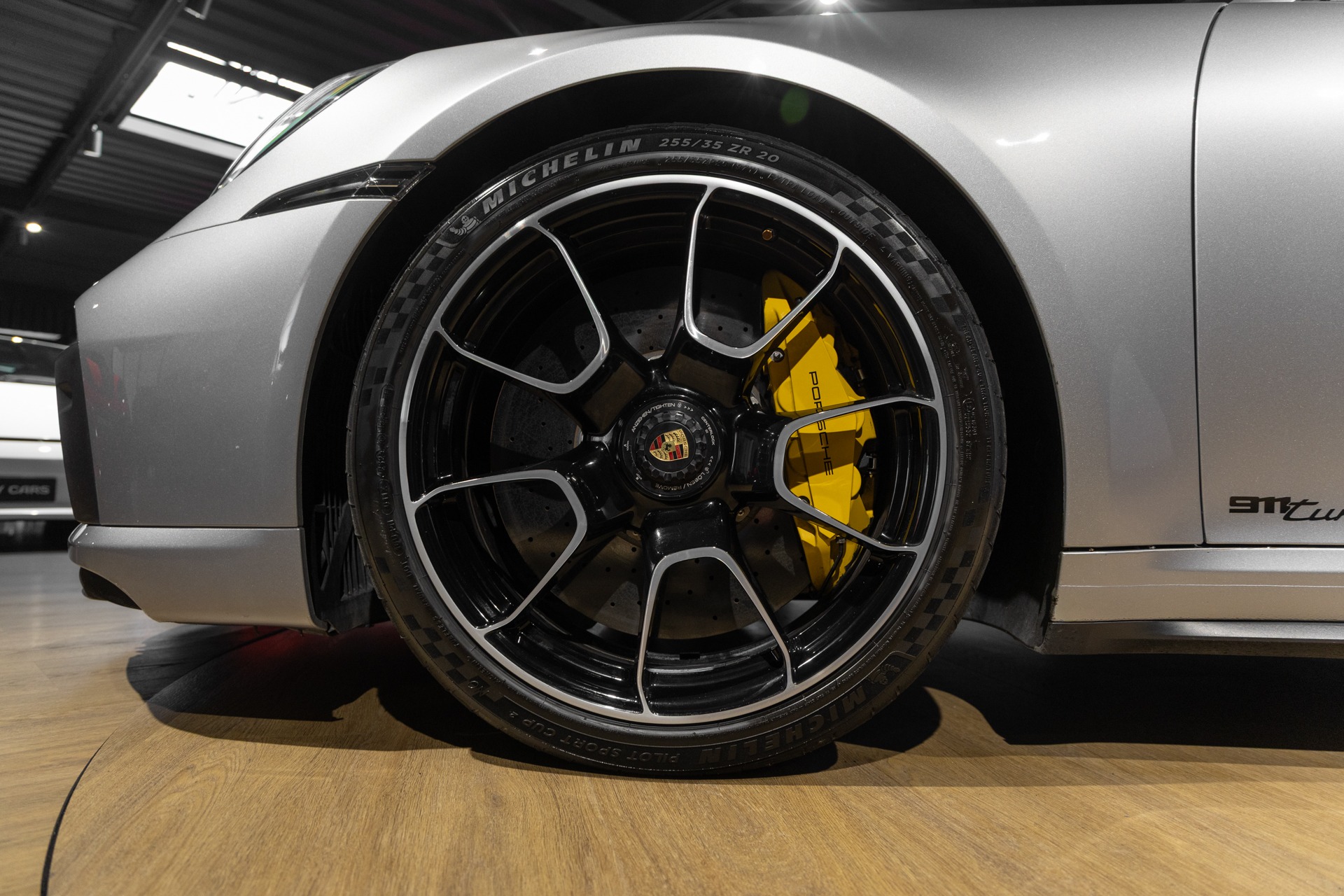 Jantes – PORSCHE – 992 Turbo S Cabriolet – 2020 – Gris Argent Gt – 31 900 km – 650 ch – Flat 6 bi-turbo – Transmission : Séquentielle – Origine Allemagne  – Privaty Cars – Achat et vente de supercars d’occasion en Nouvelle-Aquitaine