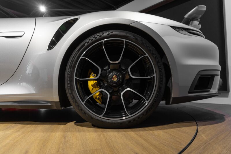 Jantes – PORSCHE – 992 Turbo S Cabriolet – 2020 – Gris Argent Gt – 31 900 km – 650 ch – Flat 6 bi-turbo – Transmission : Séquentielle – Origine Allemagne  – Privaty Cars – Achat et vente de véhicules PORSCHE d’occasion près de Poitiers