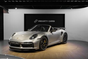 À vendre – PORSCHE – 992 Turbo S Cabriolet – 2020 – Gris Argent Gt – 31 900 km – 650 ch – Flat 6 bi-turbo – Transmission : Séquentielle – Photo principale – Origine Allemagne  – Privaty Cars – Rachat de Porsche et Ferrari d’occasion en Nouvelle-Aquitaine