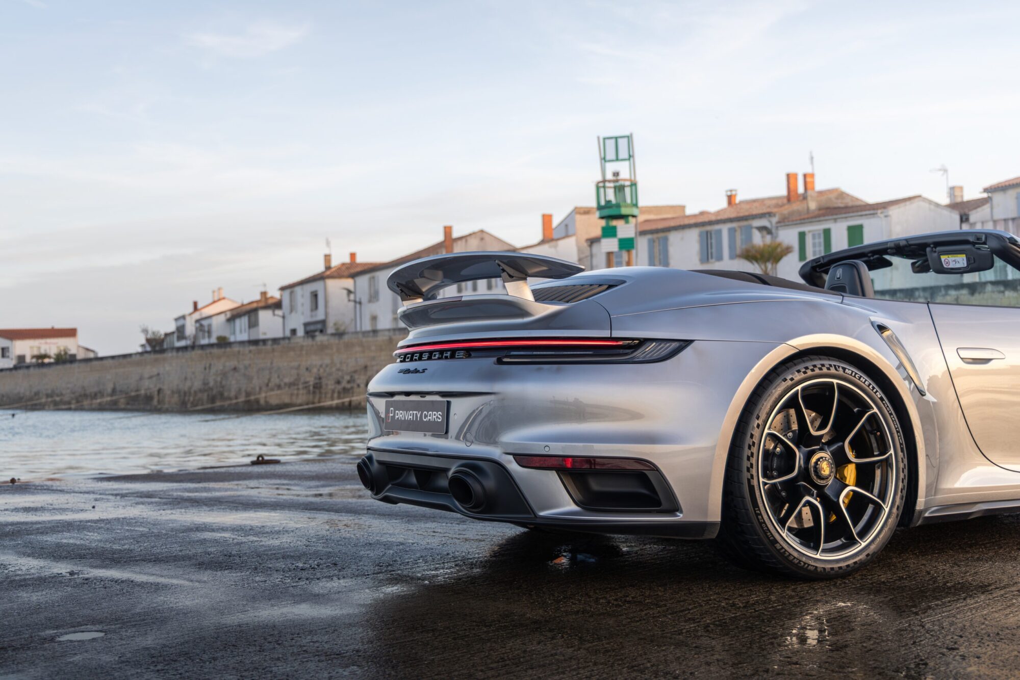 Vue arrière avec aileron et échappement – PORSCHE – 992 Turbo S Cabriolet – 2020 – Gris Argent Gt – 31 900 km – 650 ch – Flat 6 bi-turbo – Transmission : Séquentielle – Origine Allemagne  – Privaty Cars – Spécialiste des voitures de luxe d’occasion en Charente-Maritime