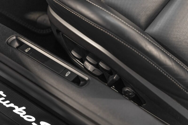 Sièges – PORSCHE – 992 Turbo S Cabriolet – 2020 – Gris Argent Gt – 31 900 km – 650 ch – Flat 6 bi-turbo – Transmission : Séquentielle – Origine Allemagne  – Privaty Cars – Showroom de voitures de sport haut de gamme près de Niort