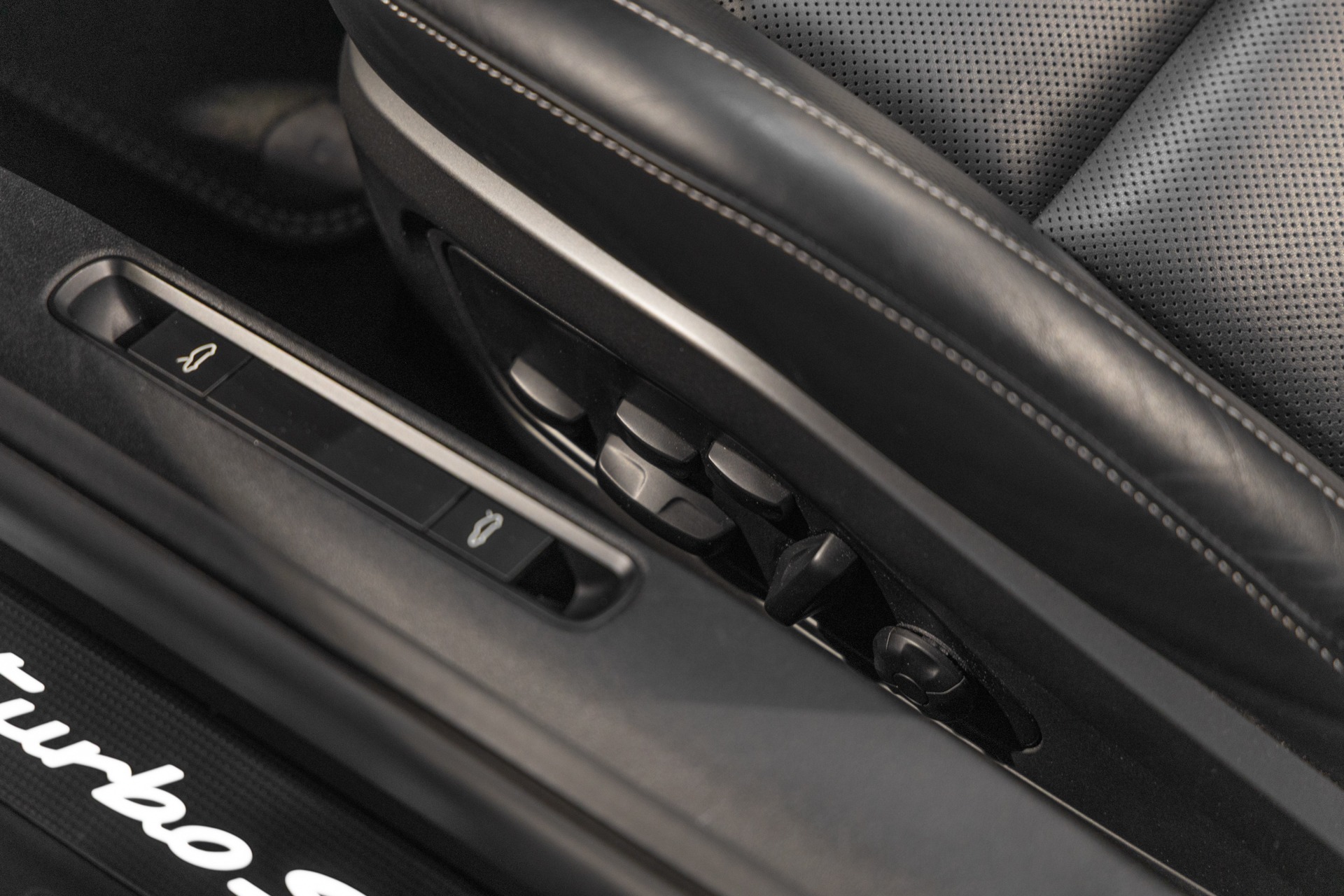 Sièges – PORSCHE – 992 Turbo S Cabriolet – 2020 – Gris Argent Gt – 31 900 km – 650 ch – Flat 6 bi-turbo – Transmission : Séquentielle – Origine Allemagne  – Privaty Cars – Showroom de voitures de sport haut de gamme près de Niort
