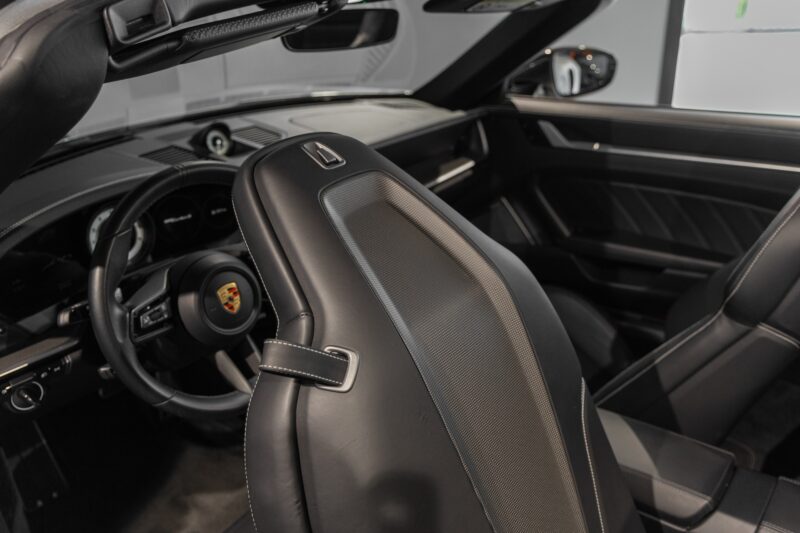 Sièges baquets en cuir – PORSCHE – 992 Turbo S Cabriolet – 2020 – Gris Argent Gt – 31 900 km – 650 ch – Flat 6 bi-turbo – Transmission : Séquentielle – Origine Allemagne  – Privaty Cars – Spécialiste des sportives d’occasion en Nouvelle-Aquitaine