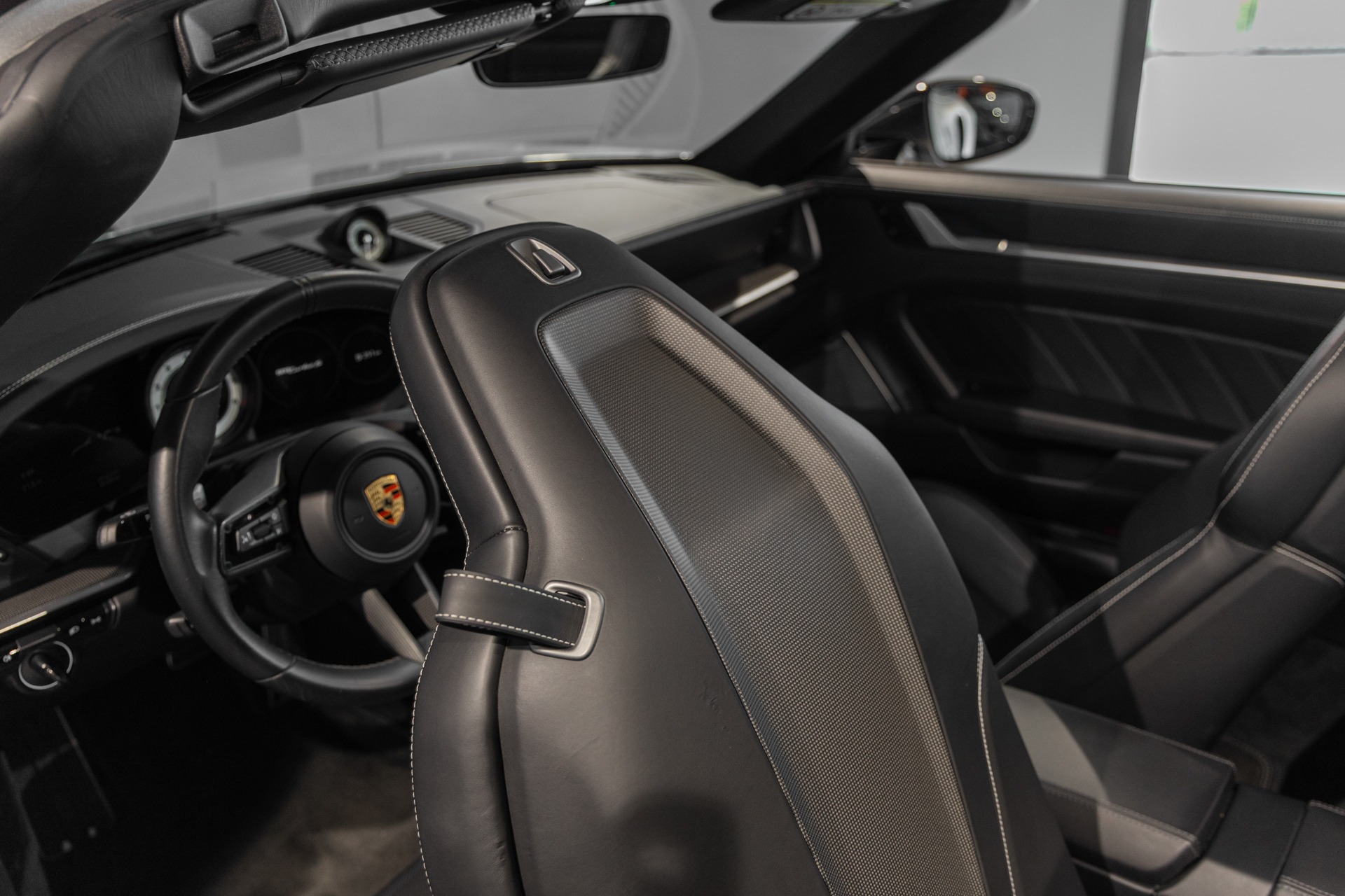 Sièges baquets en cuir – PORSCHE – 992 Turbo S Cabriolet – 2020 – Gris Argent Gt – 31 900 km – 650 ch – Flat 6 bi-turbo – Transmission : Séquentielle – Origine Allemagne  – Privaty Cars – Spécialiste des sportives d’occasion en Nouvelle-Aquitaine