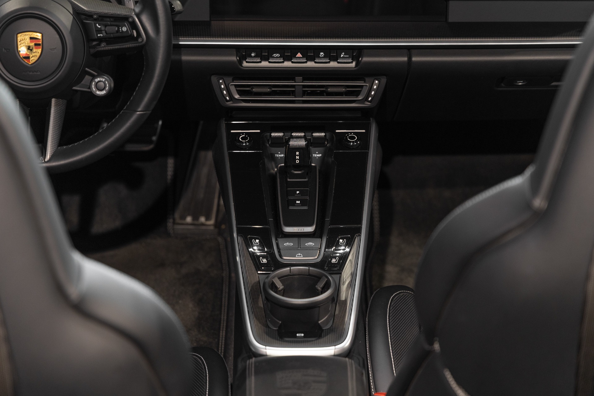 Console centrale avec commandes intégrées – PORSCHE – 992 Turbo S Cabriolet – 2020 – Gris Argent Gt – 31 900 km – 650 ch – Flat 6 bi-turbo – Transmission : Séquentielle – Origine Allemagne  – Privaty Cars – Vente de supercars d’occasion proche de Bordeaux