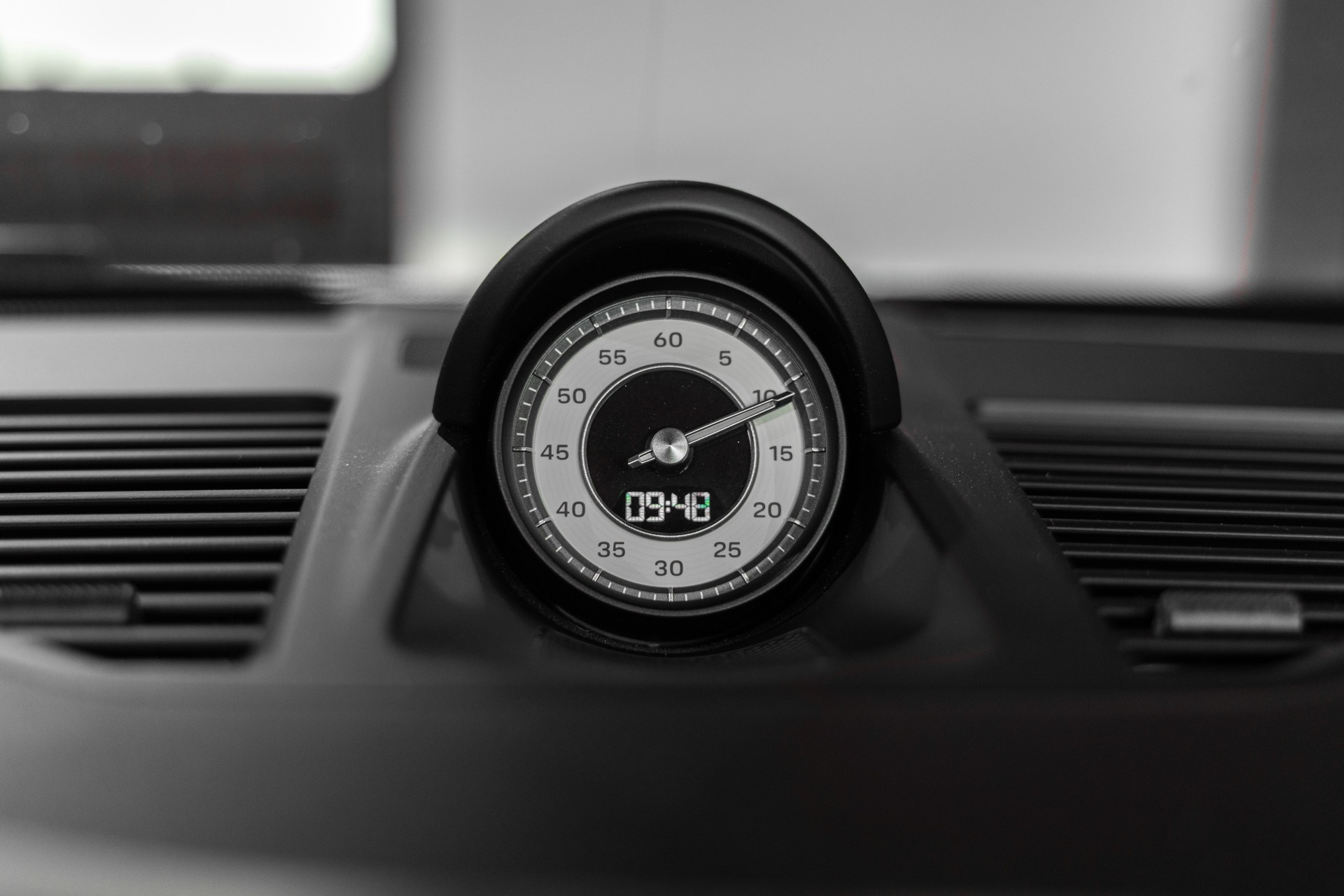 Tableau de bord – PORSCHE – 992 Turbo S Cabriolet – 2020 – Gris Argent Gt – 31 900 km – 650 ch – Flat 6 bi-turbo – Transmission : Séquentielle – Origine Allemagne  – Privaty Cars – Achat et vente de voitures de luxe d’occasion proche de Nantes