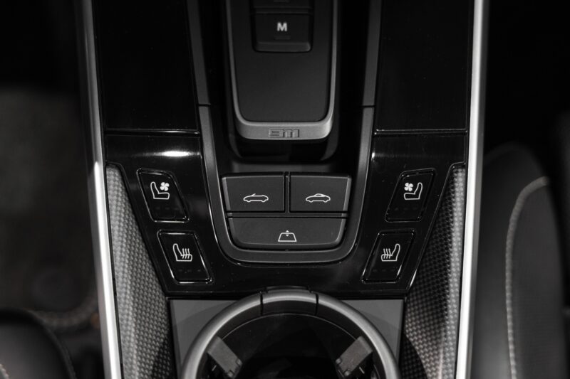 Console centrale avec commandes de climatisation – PORSCHE – 992 Turbo S Cabriolet – 2020 – Gris Argent Gt – 31 900 km – 650 ch – Flat 6 bi-turbo – Transmission : Séquentielle – Origine Allemagne  – Privaty Cars – Importation de véhicules de prestige et sportifs près de Niort