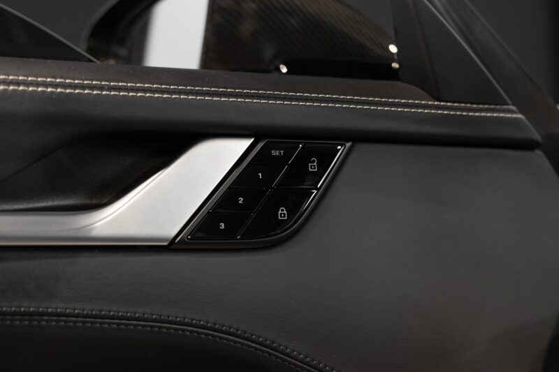 Panneau de porte avec commandes électriques – PORSCHE – 992 Turbo S Cabriolet – 2020 – Gris Argent Gt – 31 900 km – 650 ch – Flat 6 bi-turbo – Transmission : Séquentielle – Origine Allemagne  – Privaty Cars – Intermédiaire de confiance vente voiture sport proche de Nantes