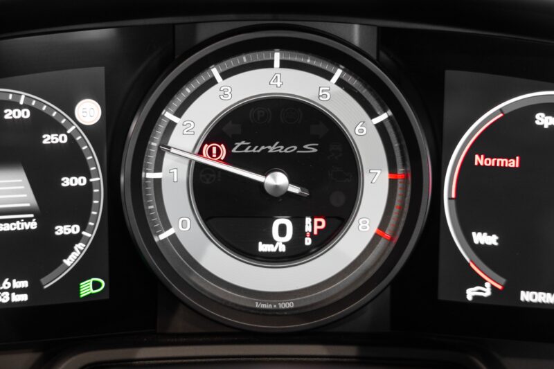 Volant – PORSCHE – 992 Turbo S Cabriolet – 2020 – Gris Argent Gt – 31 900 km – 650 ch – Flat 6 bi-turbo – Transmission : Séquentielle – Origine Allemagne  – Privaty Cars – Spécialiste des supercars d’occasion près de Niort