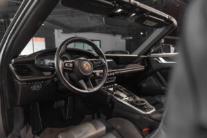 Volant – PORSCHE – 992 Turbo S Cabriolet – 2020 – Gris Argent Gt – 31 900 km – 650 ch – Flat 6 bi-turbo – Transmission : Séquentielle – Origine Allemagne  – Privaty Cars – Rachat express de supercars et hypercars près de Poitiers