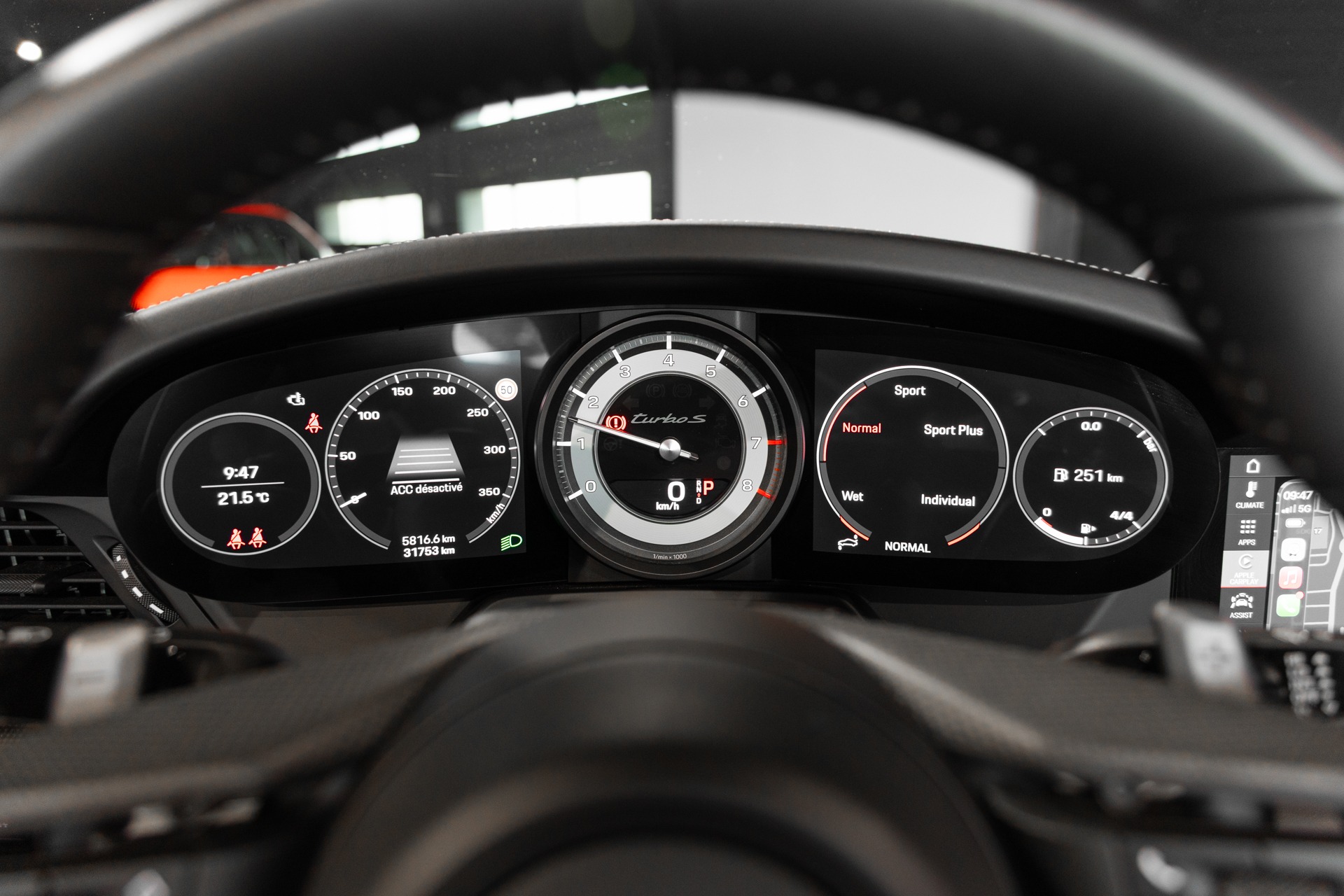 Tableau de bord numérique avec compte-tours – PORSCHE – 992 Turbo S Cabriolet – 2020 – Gris Argent Gt – 31 900 km – 650 ch – Flat 6 bi-turbo – Transmission : Séquentielle – Origine Allemagne  – Privaty Cars – Importation de véhicules de prestige et sportifs en Nouvelle-Aquitaine