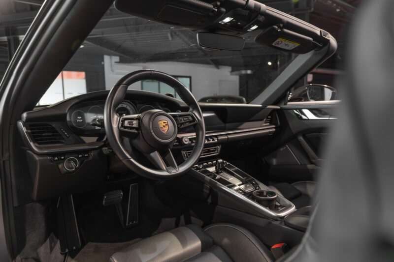 Volant – PORSCHE – 992 Turbo S Cabriolet – 2020 – Gris Argent Gt – 31 900 km – 650 ch – Flat 6 bi-turbo – Transmission : Séquentielle – Origine Allemagne  – Privaty Cars – Spécialiste des voitures de luxe d’occasion en Charente-Maritime