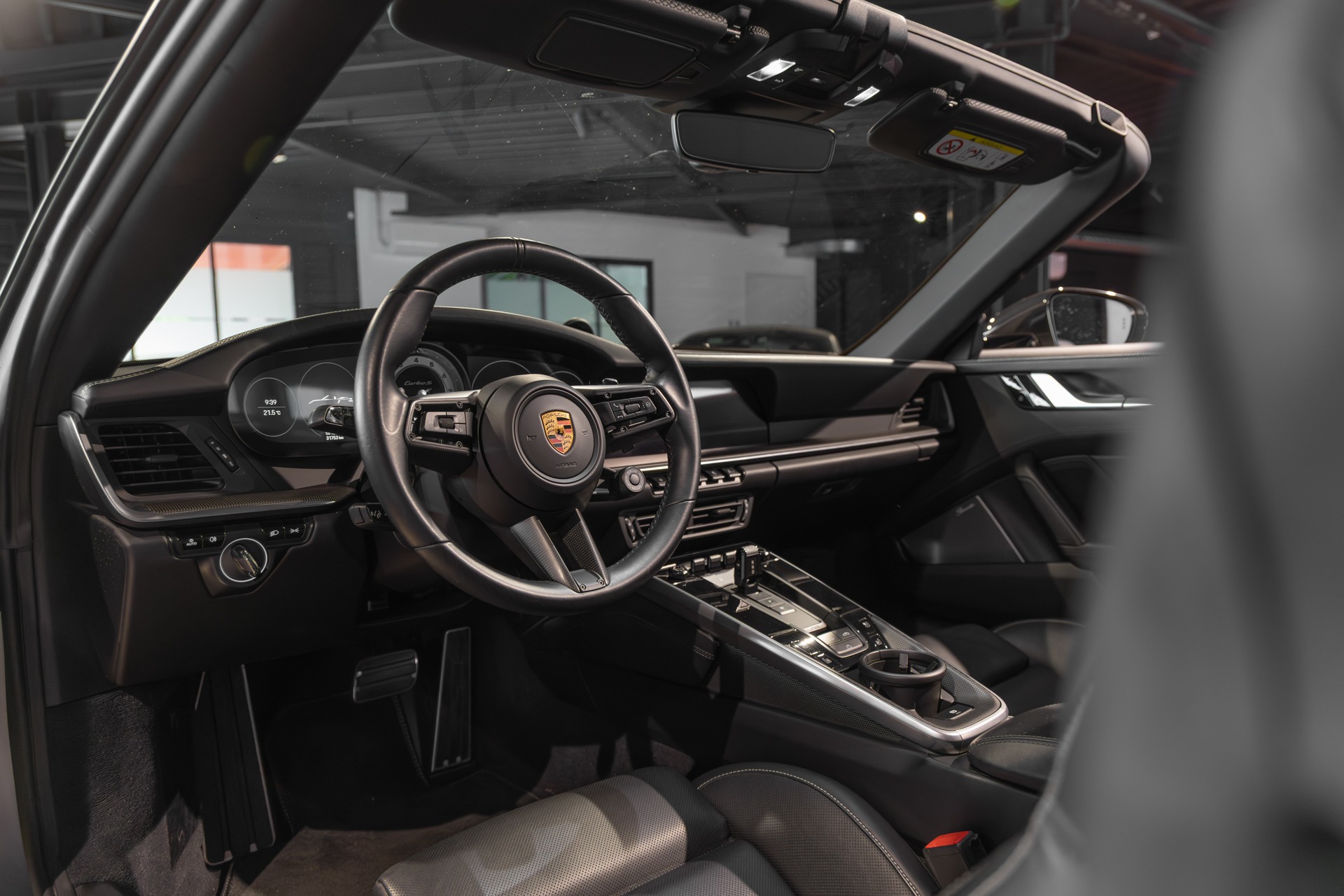 Volant – PORSCHE – 992 Turbo S Cabriolet – 2020 – Gris Argent Gt – 31 900 km – 650 ch – Flat 6 bi-turbo – Transmission : Séquentielle – Origine Allemagne  – Privaty Cars – Spécialiste des voitures de luxe d’occasion en Charente-Maritime