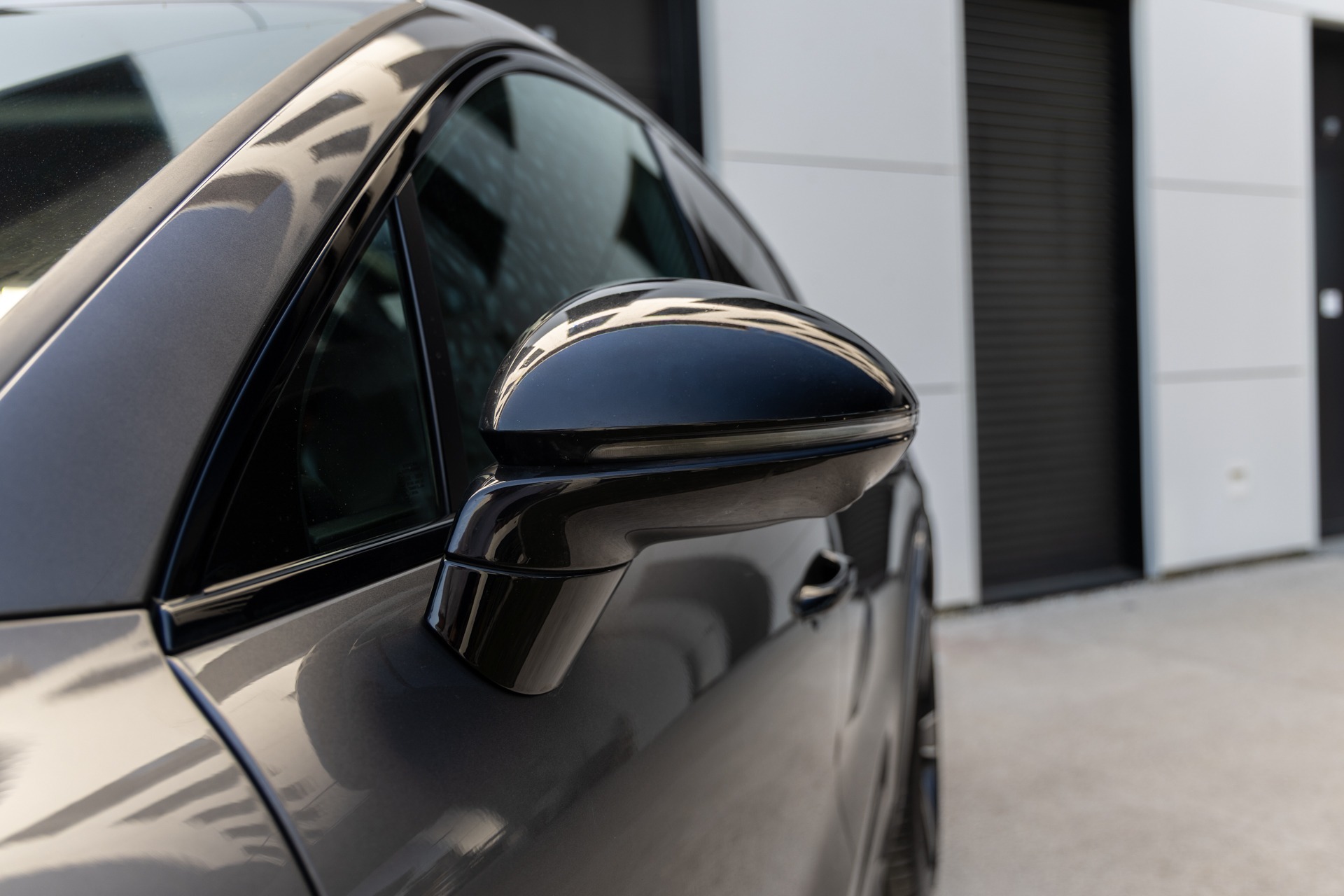 Carrosserie – PORSCHE – Cayenne – 2021 – Quarzitgrau – 51 900 km – 462 ch – V6 Turbo Hybrid – Transmission : Automatique – Origine France – Privaty Cars – Achat et vente de voitures de sport d’occasion proche de Bordeaux