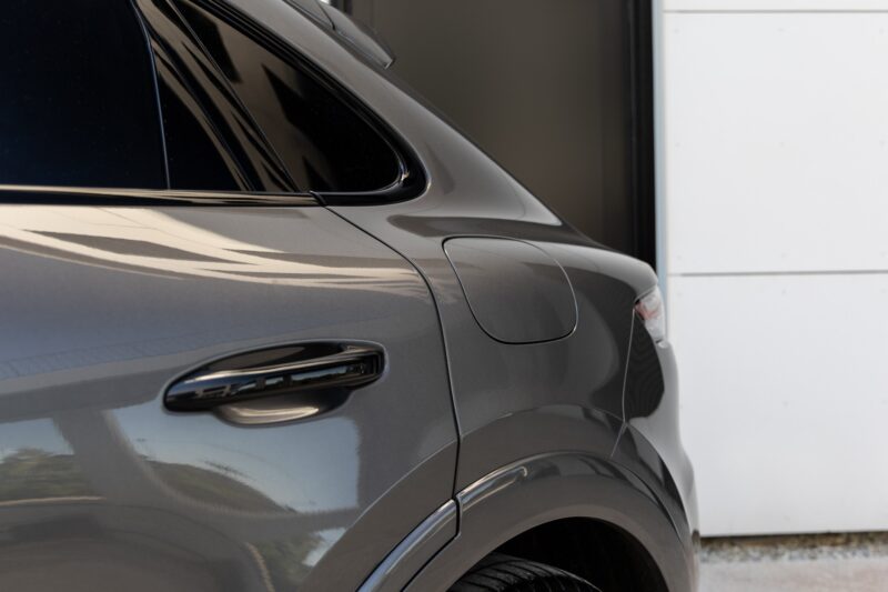 Carrosserie – PORSCHE – Cayenne – 2021 – Quarzitgrau – 51 900 km – 462 ch – V6 Turbo Hybrid – Transmission : Automatique – Origine France – Privaty Cars – Spécialiste des sportives d’occasion dans l’Ouest de la France