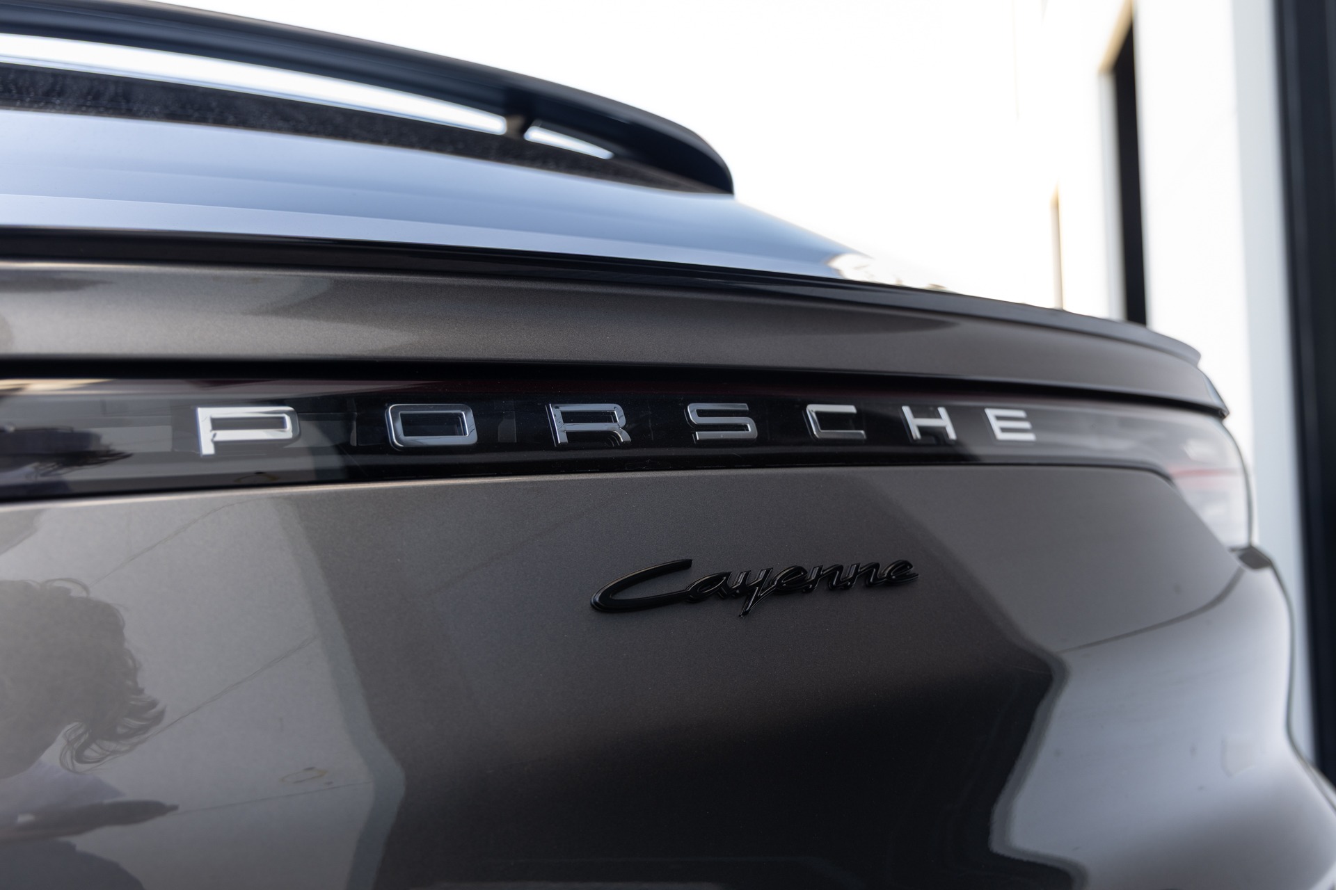 Carrosserie – PORSCHE – Cayenne – 2021 – Quarzitgrau – 51 900 km – 462 ch – V6 Turbo Hybrid – Transmission : Automatique – Origine France – Privaty Cars – Spécialiste des sportives d’occasion à 2 heures de Paris en TGV