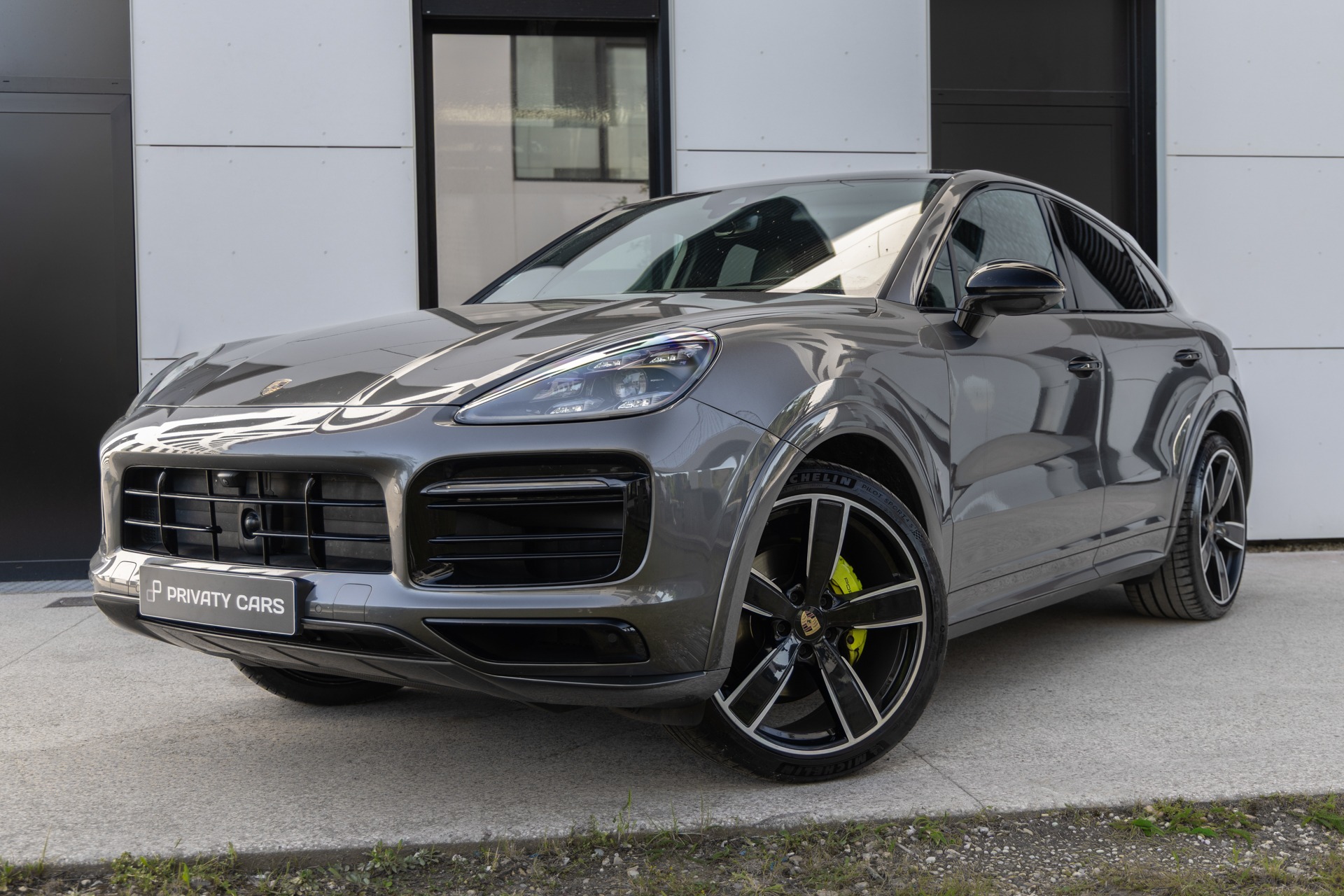 Carrosserie – PORSCHE – Cayenne – 2021 – Quarzitgrau – 51 900 km – 462 ch – V6 Turbo Hybrid – Transmission : Automatique – Origine France – Privaty Cars – Expert des voitures de prestige d’occasion près de Poitiers