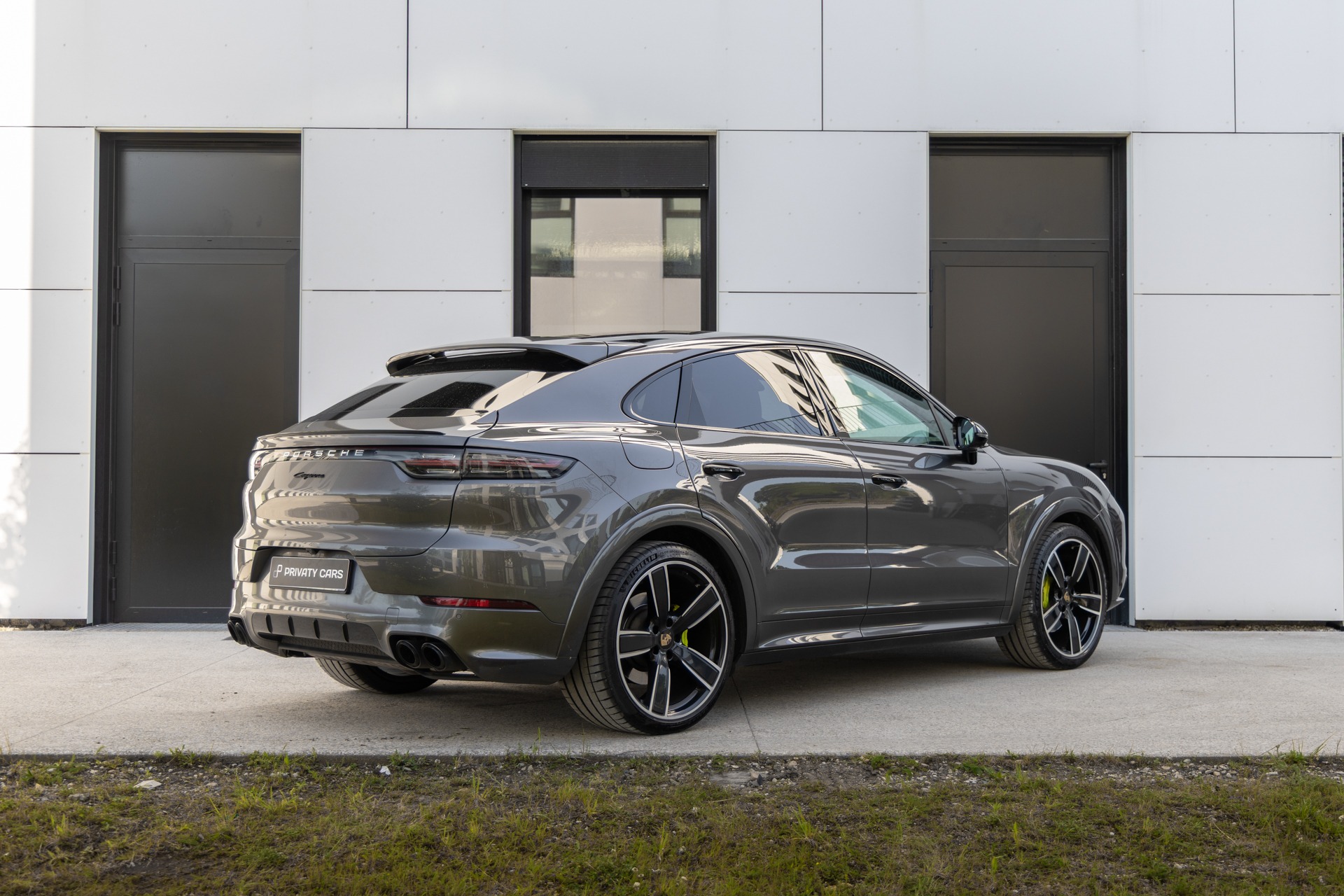 Extérieur – PORSCHE – Cayenne – 2021 – Quarzitgrau – 51 900 km – 462 ch – V6 Turbo Hybrid – Transmission : Automatique – Origine France – Privaty Cars – Reprise cash de voitures de luxe sans obligation d’achat entre Bordeaux et Nantes