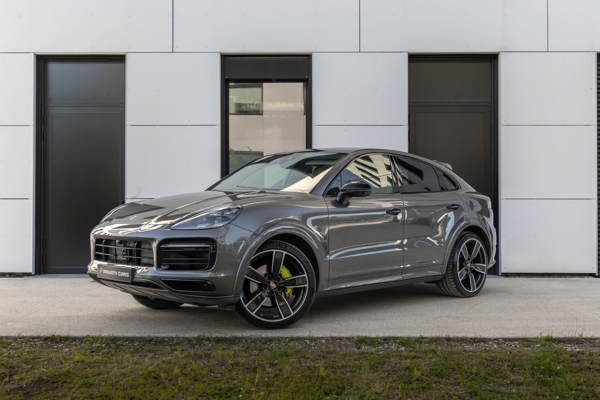 Extérieur – PORSCHE – Cayenne – 2021 – Quarzitgrau – 51 900 km – 462 ch – V6 Turbo Hybrid – Transmission : Automatique – Origine France – Privaty Cars – Rachat cash de voitures de sport d’occasion en Charente-Maritime