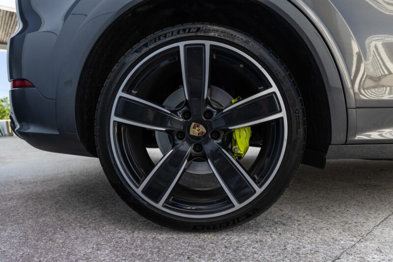 Jantes – PORSCHE – Cayenne – 2021 – Quarzitgrau – 51 900 km – 462 ch – V6 Turbo Hybrid – Transmission : Automatique – Origine France – Privaty Cars – Rachat cash de voitures de sport d’occasion à 2 heures de Paris en TGV