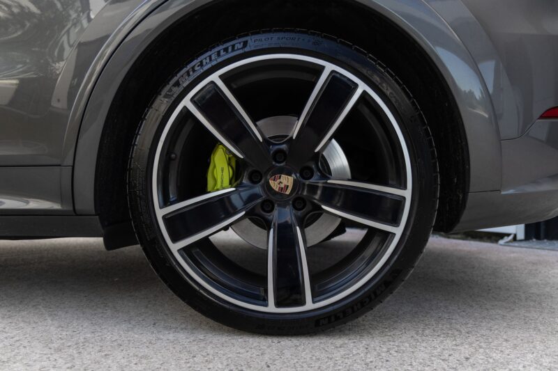 Jantes – PORSCHE – Cayenne – 2021 – Quarzitgrau – 51 900 km – 462 ch – V6 Turbo Hybrid – Transmission : Automatique – Origine France – Privaty Cars – Achat et vente de voitures de sport d’occasion proche de Nantes