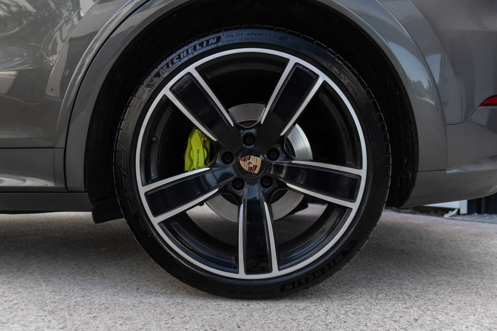 Jantes – PORSCHE – Cayenne – 2021 – Quarzitgrau – 51 900 km – 462 ch – V6 Turbo Hybrid – Transmission : Automatique – Origine France – Privaty Cars – Achat et vente de voitures de sport d’occasion proche de Nantes