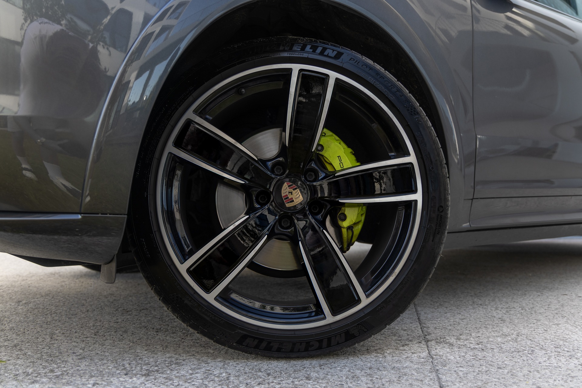 Jantes – PORSCHE – Cayenne – 2021 – Quarzitgrau – 51 900 km – 462 ch – V6 Turbo Hybrid – Transmission : Automatique – Origine France – Privaty Cars – Intermédiaire de confiance vente voiture sport près de Niort