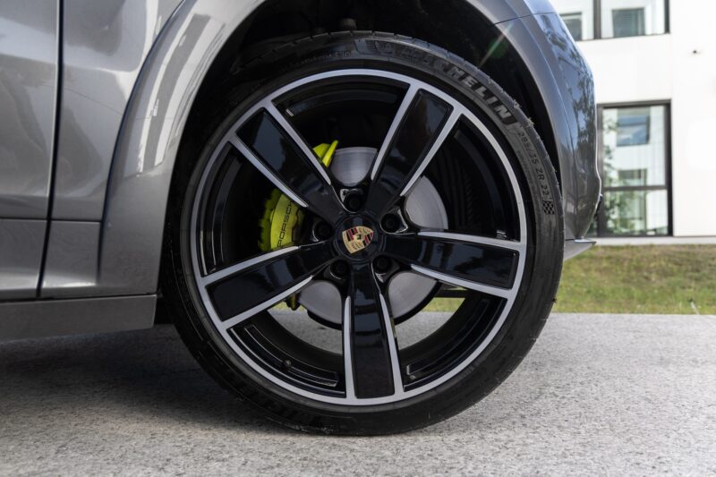 Jantes – PORSCHE – Cayenne – 2021 – Quarzitgrau – 51 900 km – 462 ch – V6 Turbo Hybrid – Transmission : Automatique – Origine France – Privaty Cars – Recherche personnalisée de modèles PORSCHE à 2 heures de Paris en TGV