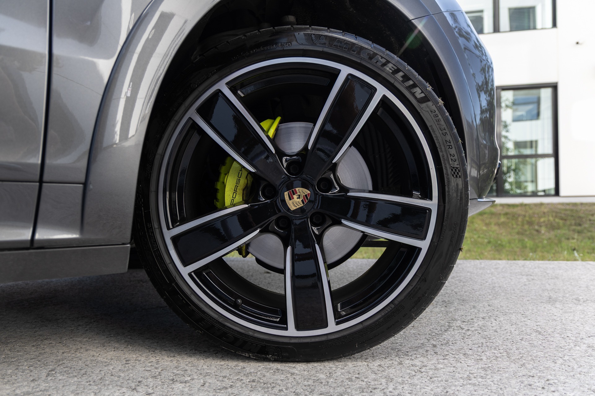 Jantes – PORSCHE – Cayenne – 2021 – Quarzitgrau – 51 900 km – 462 ch – V6 Turbo Hybrid – Transmission : Automatique – Origine France – Privaty Cars – Recherche personnalisée de modèles PORSCHE à 2 heures de Paris en TGV