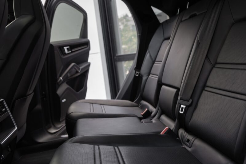 Sièges – PORSCHE – Cayenne – 2021 – Quarzitgrau – 51 900 km – 462 ch – V6 Turbo Hybrid – Transmission : Automatique – Origine France – Privaty Cars – Rachat de Porsche et Ferrari d’occasion en Charente-Maritime