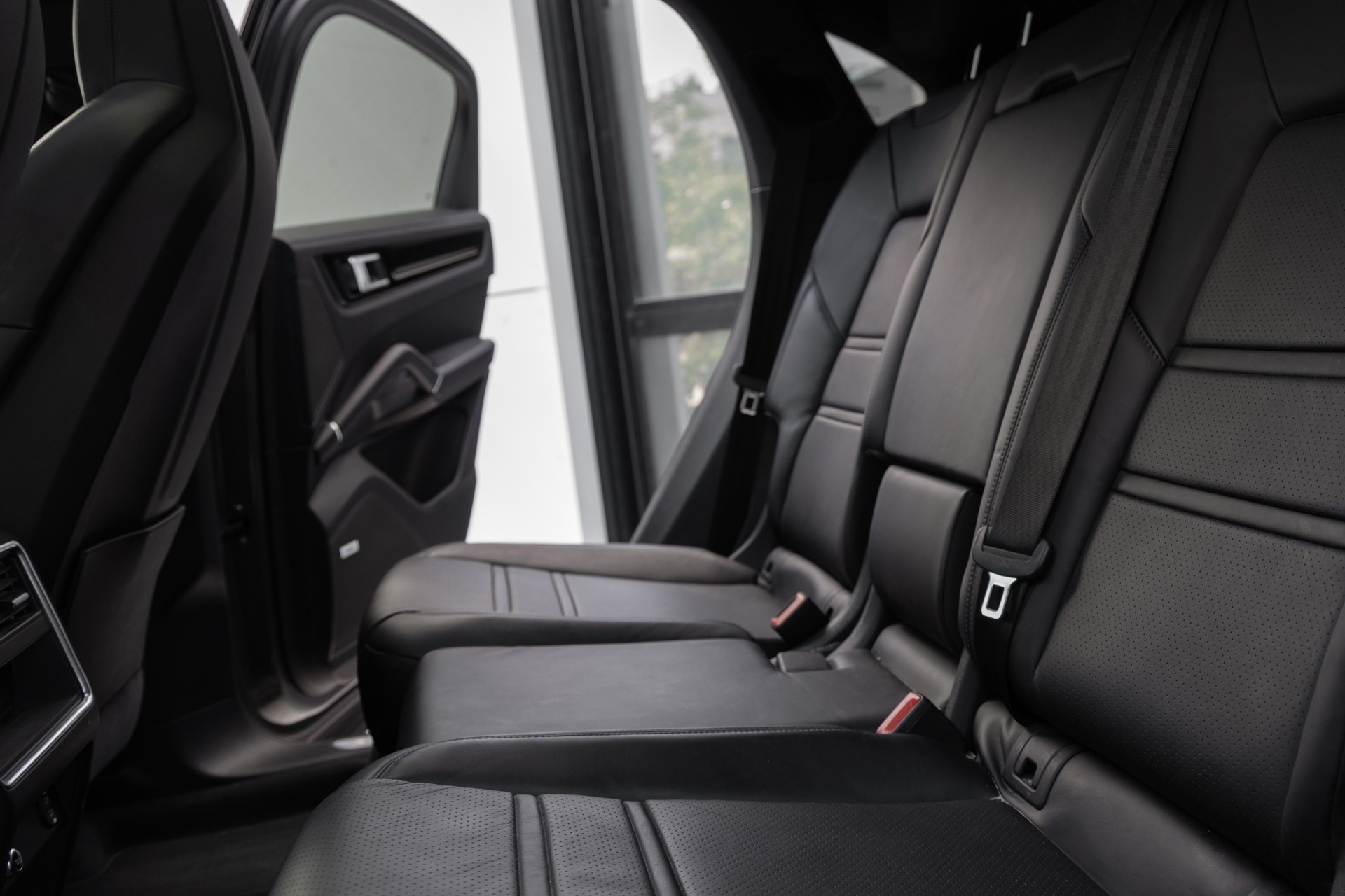 Sièges – PORSCHE – Cayenne – 2021 – Quarzitgrau – 51 900 km – 462 ch – V6 Turbo Hybrid – Transmission : Automatique – Origine France – Privaty Cars – Rachat de Porsche et Ferrari d’occasion en Charente-Maritime