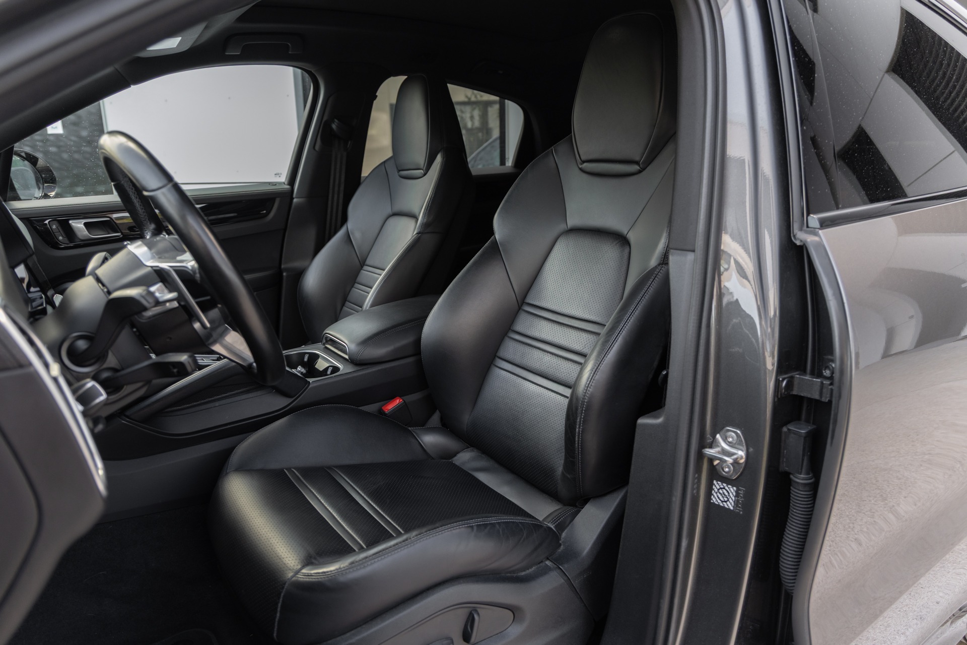 Sièges – PORSCHE – Cayenne – 2021 – Quarzitgrau – 51 900 km – 462 ch – V6 Turbo Hybrid – Transmission : Automatique – Origine France – Privaty Cars – Expert des modèles PORSCHE entre Bordeaux et Nantes