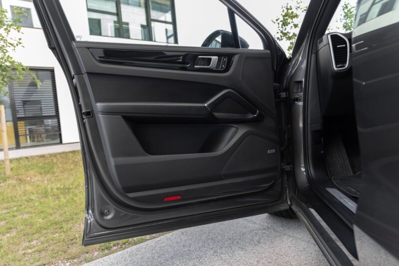 Tableau de bord – PORSCHE – Cayenne – 2021 – Quarzitgrau – 51 900 km – 462 ch – V6 Turbo Hybrid – Transmission : Automatique – Origine France – Privaty Cars – Spécialiste des voitures de luxe d’occasion en Nouvelle-Aquitaine