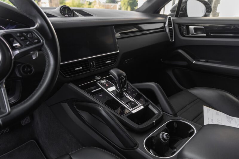 Tableau de bord – PORSCHE – Cayenne – 2021 – Quarzitgrau – 51 900 km – 462 ch – V6 Turbo Hybrid – Transmission : Automatique – Origine France – Privaty Cars – Rachat immédiat de véhicules de prestige proche de Nantes