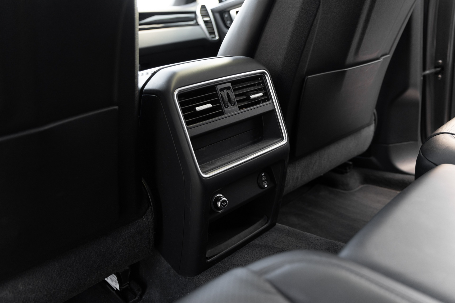 Tableau de bord – PORSCHE – Cayenne – 2021 – Quarzitgrau – 51 900 km – 462 ch – V6 Turbo Hybrid – Transmission : Automatique – Origine France – Privaty Cars – Dépôt-vente de voitures de sport et véhicules d’exception dans l’Ouest de la France